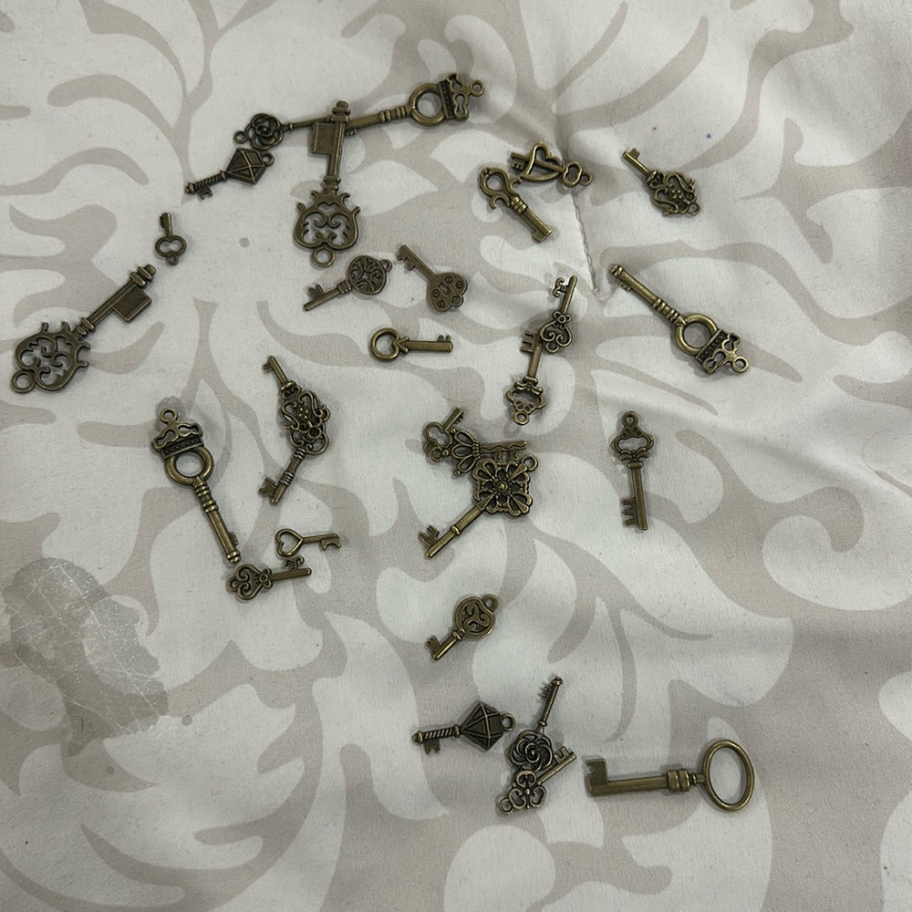 Vintage Bronze Key Wall Decor 29